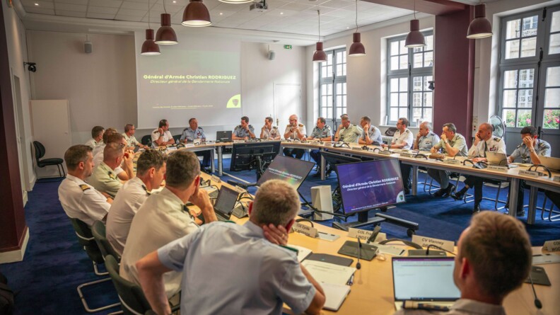 Le général d'armée Christian Rodriguez, Directeur général de la gendarmerie nationale, s'adressant aux auditeurs du CHEM.