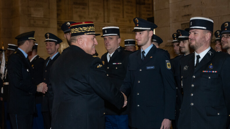 un g&eacute;n&eacute;ral de gendarmerie serre la main d'un policier allemand, entour&eacute; de plusieurs de ses coll&egrave;gues et de gendarmes fran&ccedil;ais