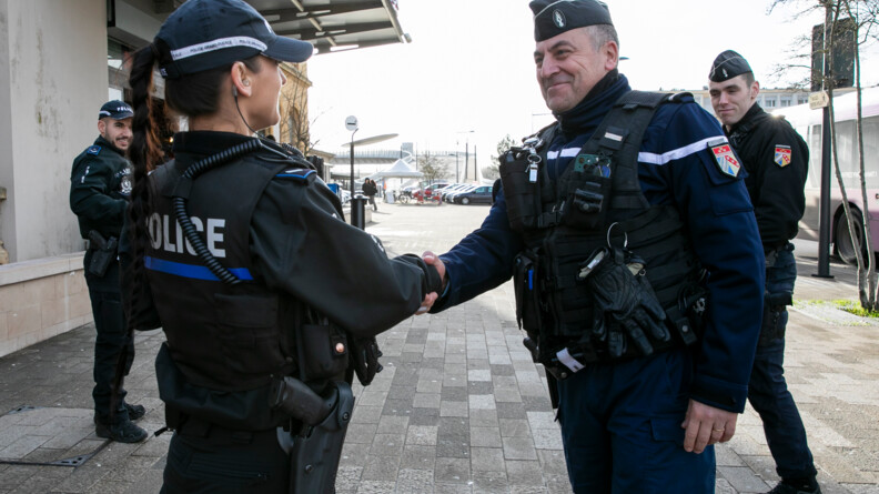 Un gendarme fran&ccedil;ais serre la main d'une agente de police luxembourgeoise