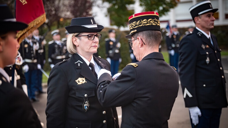 Remise de médaille par le major général de la gendarmerie à une militaire de la GARM.