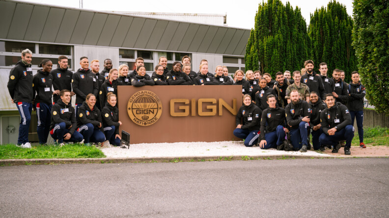 Les sportifs de haut niveau de la défense rassemblés autour de la stèle du GIGN