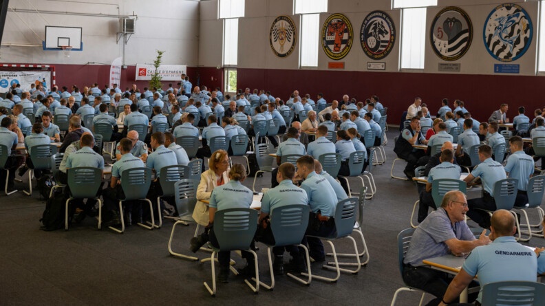 Agrandir l'image Des élèves gendarmes échangent avec les partenaires autour de tables rondes.