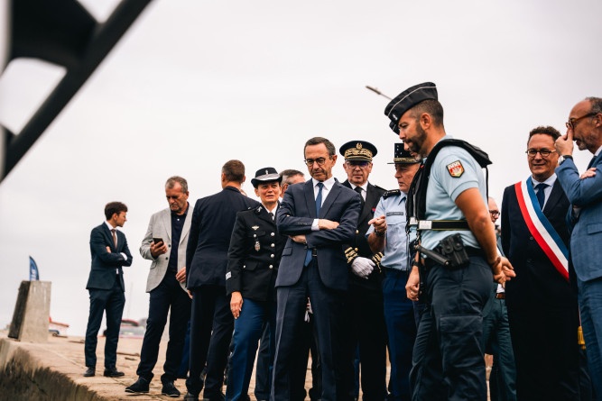 Agrandir l'image Le ministre de l'Intérieur, Bruno Retailleau, se tient debout aux côtés de gendarmes