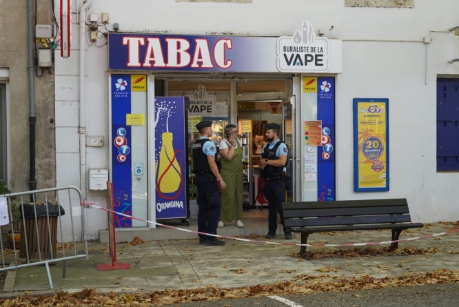 Deux gendarmes d&eacute;partementaux prennent contact avec un commer&ccedil;ant