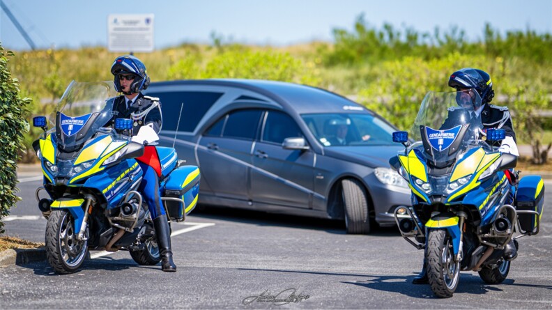 Escorte par deux motards de la gendarmerie.