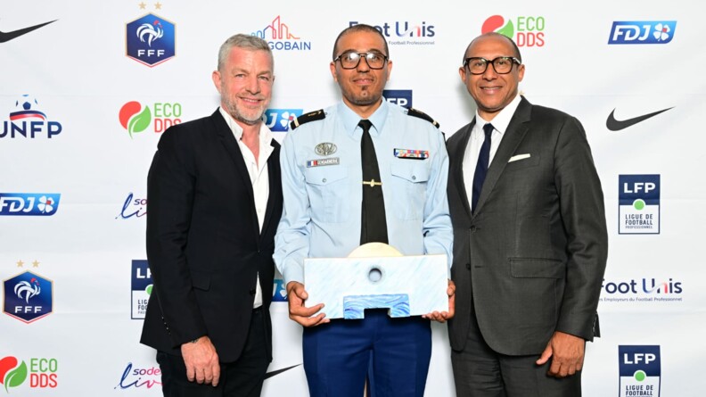 L'adjudant-chef Youssef avec Philippe Diallo &agrave; sa gauche, pr&eacute;sident de la F&eacute;d&eacute;ration fran&ccedil;ais de football et Jacques Bungert &agrave; sa droite, pr&eacute;sident du Fondaction du football.