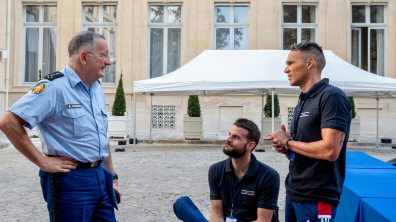 Le directeur général de la gendarmerie nationale, le général d'armée Christian Rodriguez, échange avec deux sportifs de haut niveau de la Défense - gendarmerie.