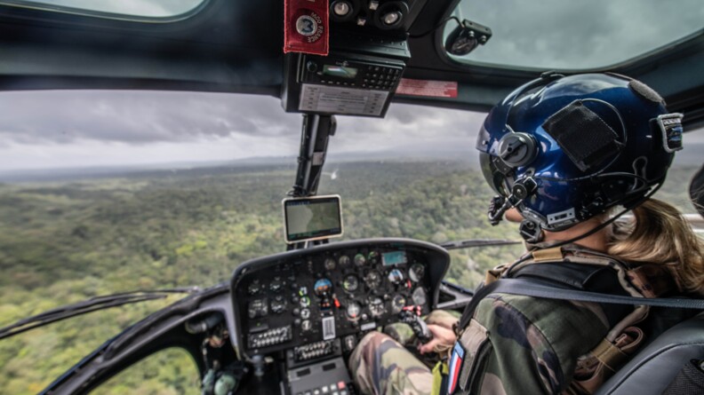 La MDC Kelly aux commandes d'un hélicoptère.
