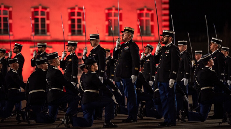Les officiers de gendarmerie parrains au présentez sabre, devant leurs filleuls à genoux