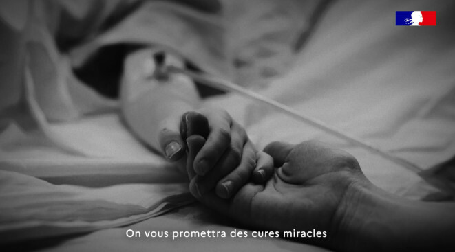 Agrandir l'image Image en noir et blanc : La main d'une personne tient celle d'une autre personne, allongée dans un lit, recouverte d'un drap, avec un cathéter au creux du bras. On n'aperçoit que les mains et les avant-bras de deux personnes.
