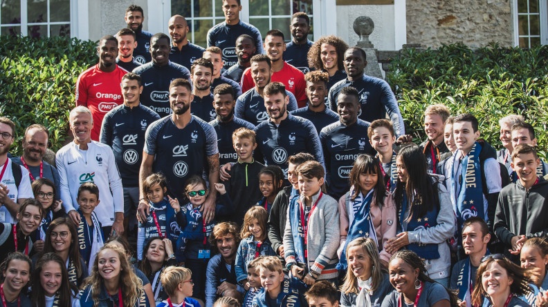 Du Bleu dans les Yeux : photo de groupe avec l'&eacute;quipe de France de football
