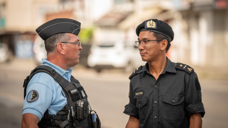 Le chef d'escadron Babel et l’inspecteur en chef John Krishnadath.