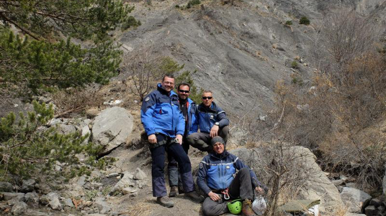Photo de quatre gendarmes devant le lieu du crash, parmis eux, se trouve le major.