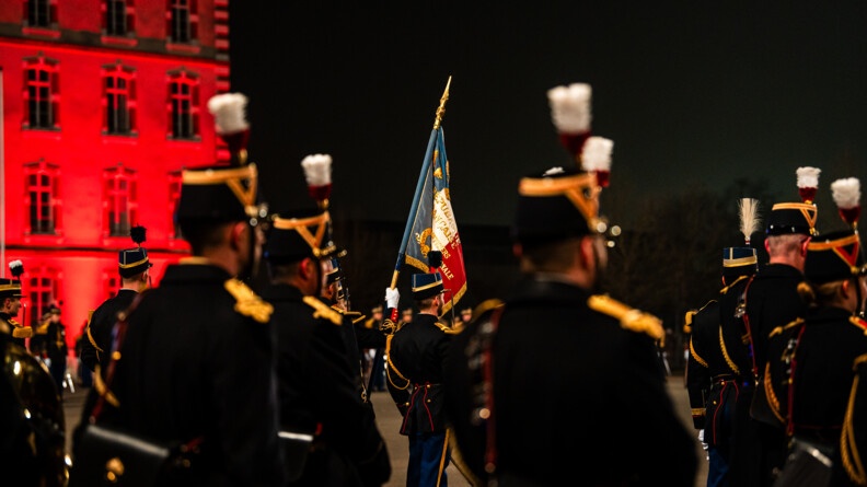 Drapeau de dos.