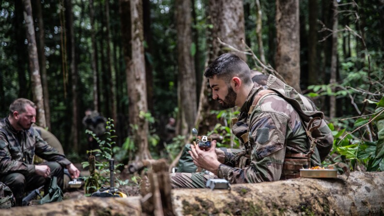 Gendarmes de l'EGM 13/5 mangeant leurs rations de combat.