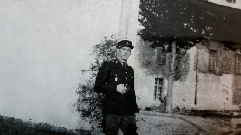 Fran&ccedil;ois Roudot, arri&egrave;re grand-p&egrave;re maternel de Marion, pose devant la cam&eacute;ra, photo en noir et blanc d'&eacute;poque