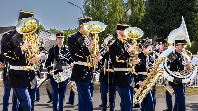 Musiciens de la Garde Républicaine défilant.