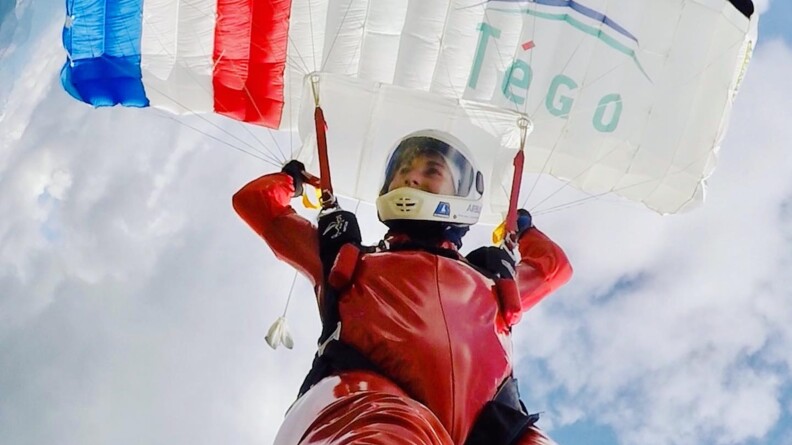 La sportive vu du dessous en parachute.