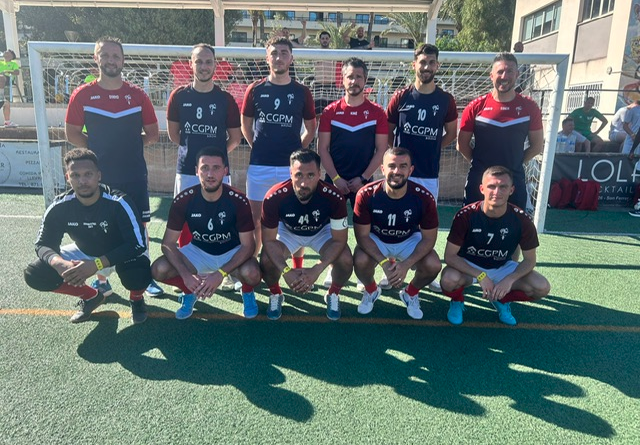 Agrandir l'image Les équipes de futsal réunies devant une cage de foot.