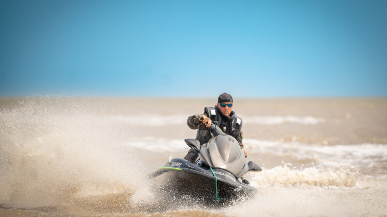 Gendarme du PSIG circulant en jet-ski.