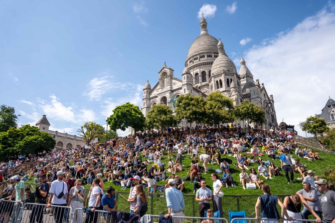 Agrandir l'image photo du Sacré Coeur de Montmatre, à Paris, avecune foule massée devant sur la pelouse