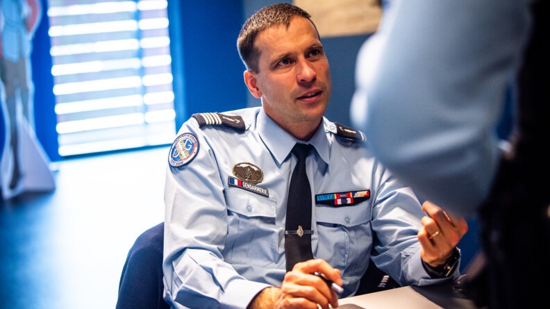 Le colonel R&eacute;my Nollet &eacute;change avec un sous lieutenant