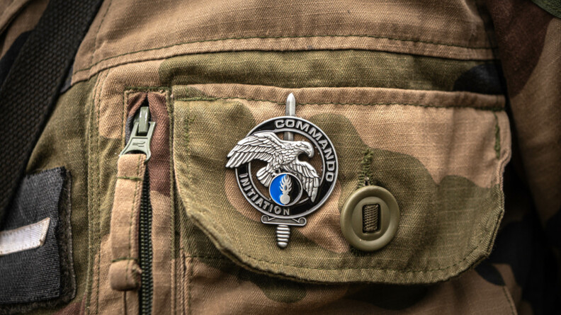 Pins initiation commando, remis aux élèves-officiers du 2ème groupement de l'EOGN ayant réussi le stage