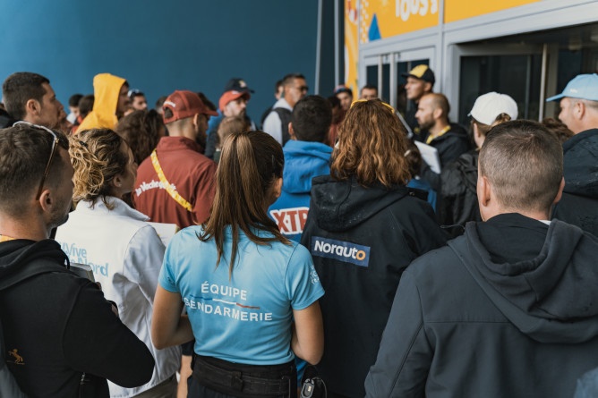 Agrandir l'image Briefing des chefs caravaniers avant le début de la course.