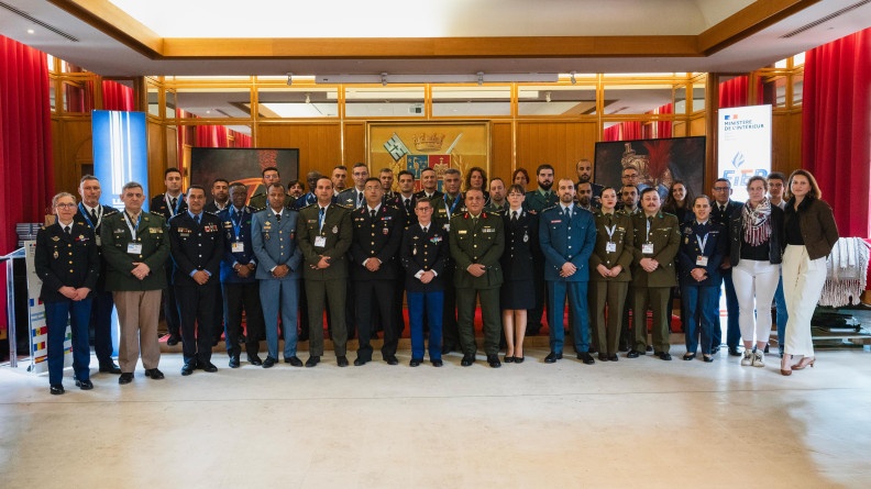 Photo de groupe en intérieur.