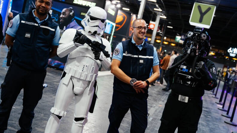 Deux gendarmes posent avec un stormtrooper et un second cosplay noir