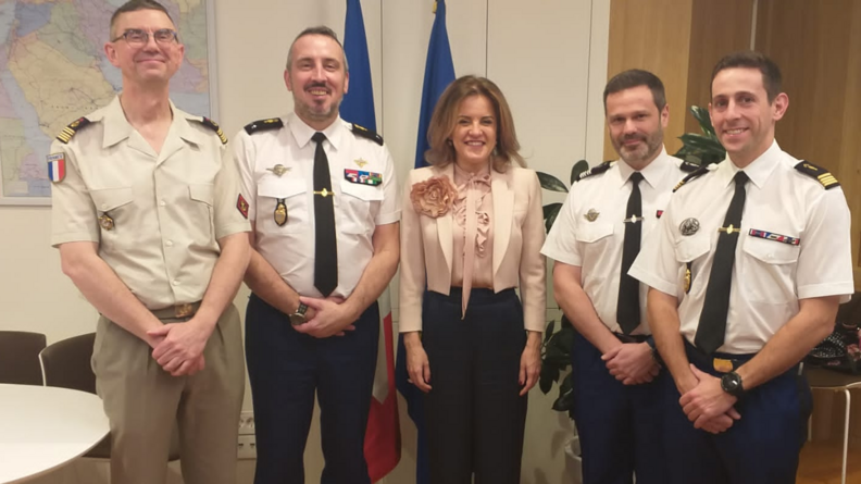 Mme Claire Le Fl&eacute;cher, ambassadrice de France au Kowe&iuml;t, entour&eacute;e de quatre officiers fran&ccedil;ais, dont trois gendarmes.