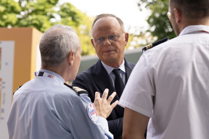 Edouard Phillipe en train d'&eacute;changer avec des gendarmes &agrave; la REF