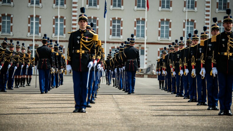 Agrandir l'image Les officiers élèves en rangs sur la place d'armes