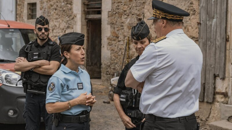 La colonelle Marie-B&eacute;atrice Tonanny, cheffe du Groupement de gendarmerie de la Loz&egrave;re, disucte avec le Pr&eacute;fet, dans un village. Ce dernier se tient de dos.