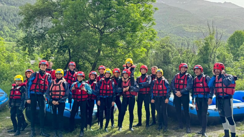 Les participants à cette nouvelle édition de Rêves de Cimes posent en tenue de rafting devant les bateaux.