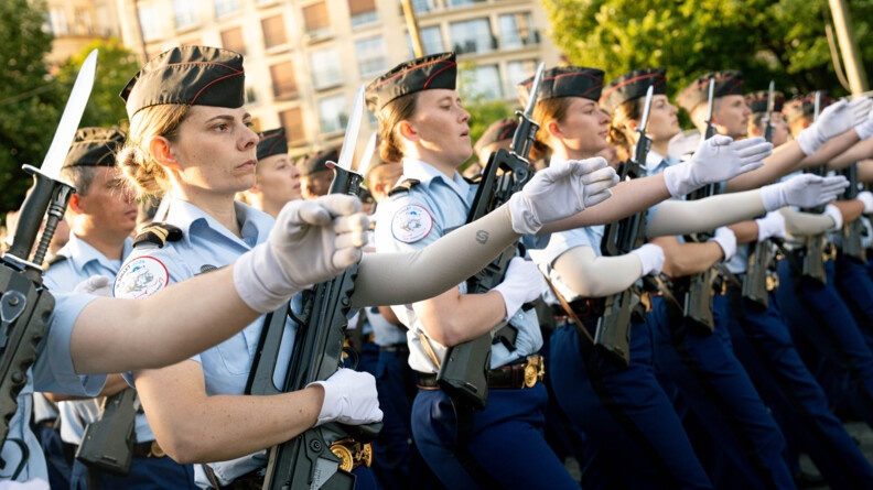 Les 1er et 2ème régiment d'infanterie de la Garde républicaine au pas sur l'avenue Foch, vue de côté et vue rapprochée sur quelques gendarmes féminins équipés de famas