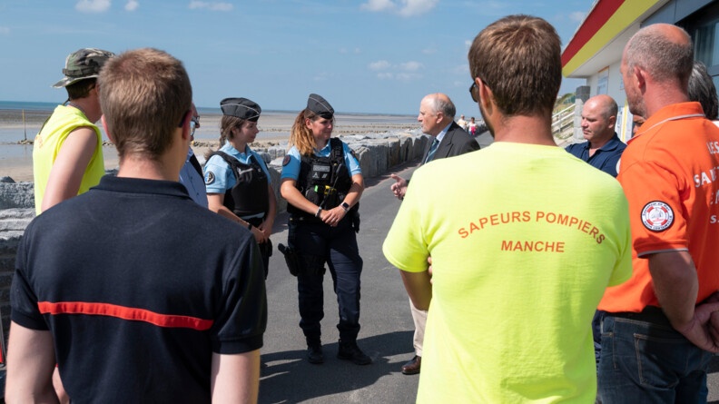 Au club nautique de Coutainville, les élus échangent avec les gendarmes, les sapeurs pompiers, la SNSM et le garde champêtre d'Agon sur le déroulement de cette saison estivale.
