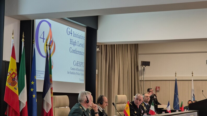 Le général d’armée Hubert Bonneau, Directeur général de la Gendarmerie nationale (DGGN), assis à une table devant un micro, aux côtés de ses homologues italien et portugais, le général de corps d’armée Salvatore Luongo et le général de corps d’armée Rui Alberto Ribeiro Veloso, ainsi que du directeur adjoint des opérations de la Guardia Civil, le général de corps d’armée Manuel Llamas Fernandez