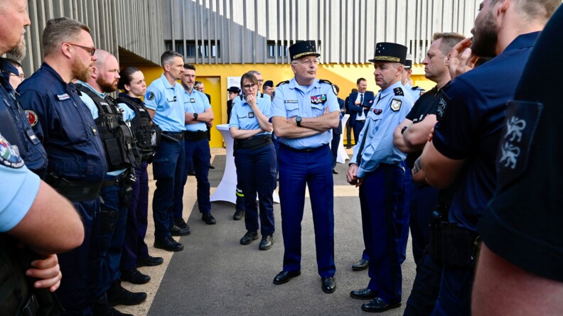 Le directeur g&eacute;n&eacute;ral de la gendarmerie nationale entour&eacute; de nombreux gendarmes en tenue d'intervention, discute