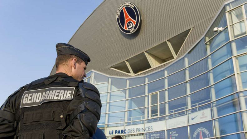 Gendarme devant le parc des princes