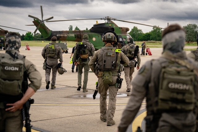 Militaires du GIGN s'apprêtant à embarquer dans un hélicoptère de l'Armée de Terre.