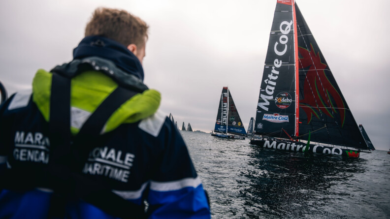 Gendarme surveillant les bateaux du Vendée Globe s'élancer.