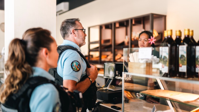 Gendarmes de la brigade de Dumbéa échangeant avec la responsable d'une boulangerie.