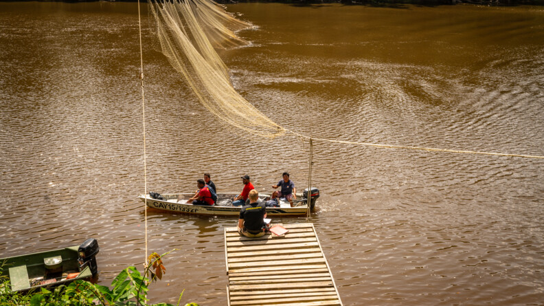 Gendarme contrôlant une pirogue.