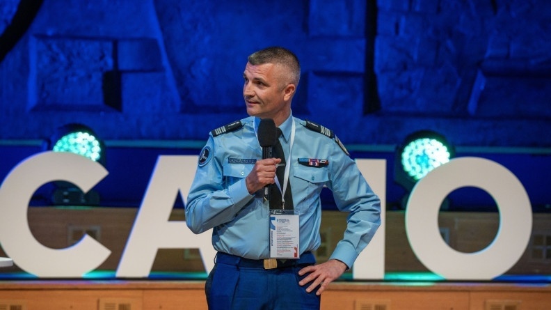 Photo d'un gendarme parlant au micro, une main pos&eacute;e sur la hanche.