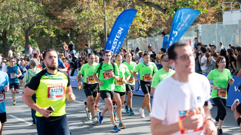 Tout un peloton en t-shirt vert fluo arrive à la fin des 20km de Paris