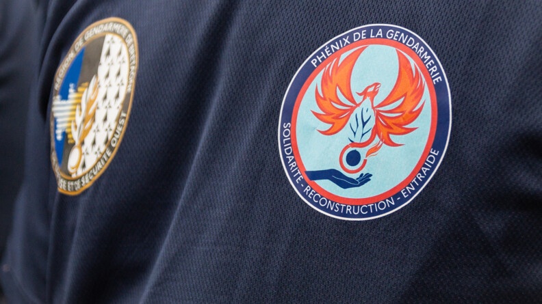 Rondache des Phénix de la gendarmerie et de la Région de gendarmerie Bretagne (en flou).