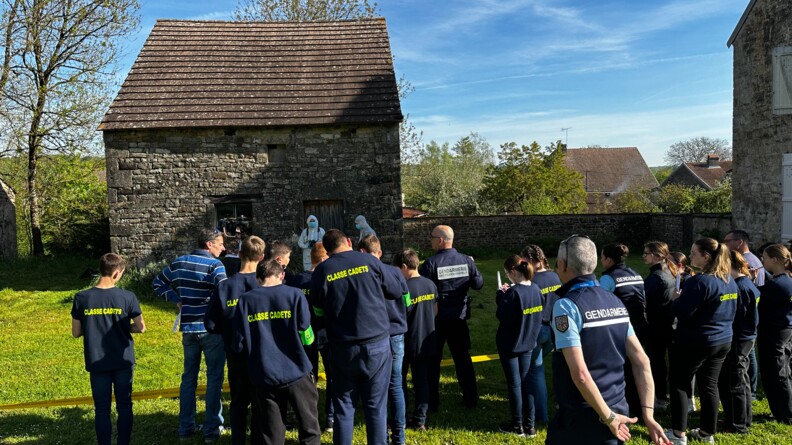 Toujours dans le parc et toujours sous un grand ciel bleu, les cadets observent le travail des techniciens d'identification criminelle. Devant un gendarme explique la manipulation.