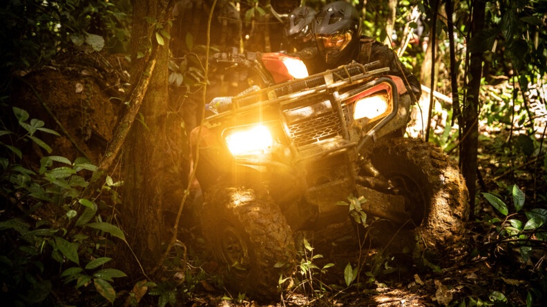 Gendarme de l'AGIGN manoeuvrant pour permettre au quad de surmonter un obstacle.