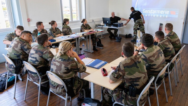 Le peloton de la PMG de Dinard écoute un cours théorique dispensé par les 2 cadres de la formation, en classe.